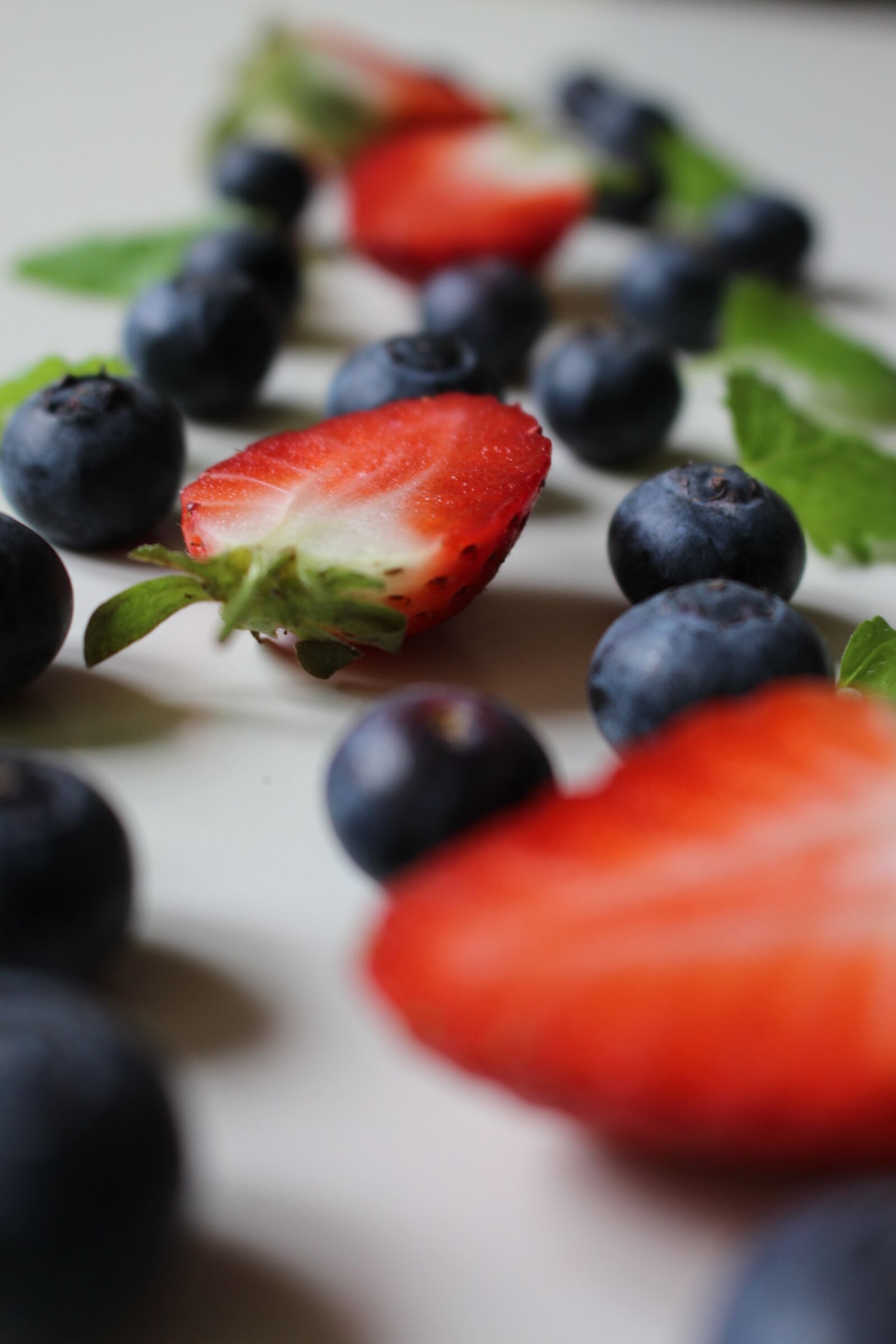 Canon EOS 700D (EOS Rebel T5i / EOS Kiss X7i) sample photo. Strawberries, blueberries, fruit photography