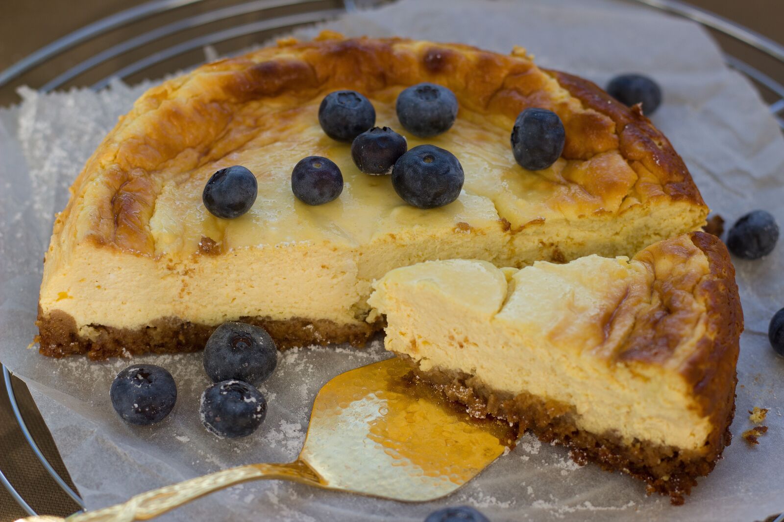 Canon EOS 600D (Rebel EOS T3i / EOS Kiss X5) + Canon EF 50mm F1.8 STM sample photo. Cheesecake, cake, blueberries photography