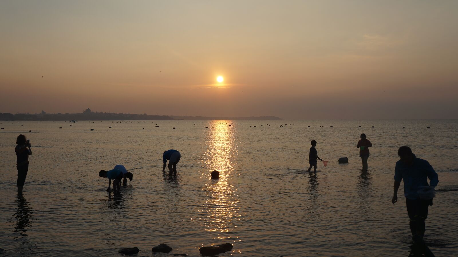 Sony Alpha NEX-5N sample photo. Sunrise, the sea, pickers photography