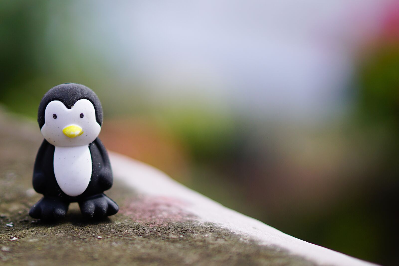E 50mm F1.8 OSS sample photo. Penguin, toys, figure photography