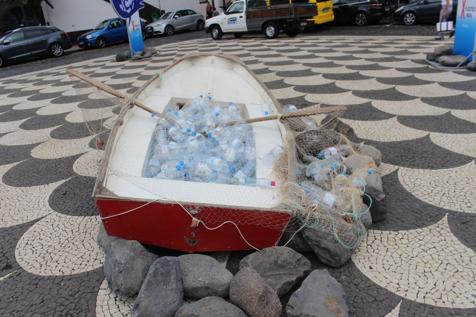 Canon EOS 700D (EOS Rebel T5i / EOS Kiss X7i) sample photo. Plastic, garbage, sea photography