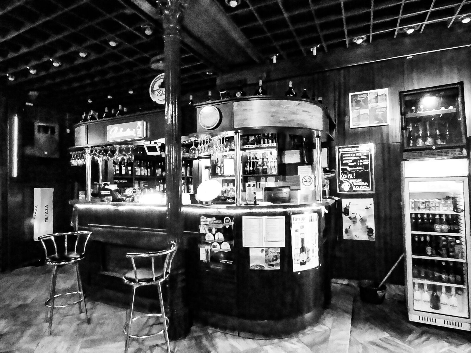 Panasonic DMC-FZ72 sample photo. Pub, bar, at night photography