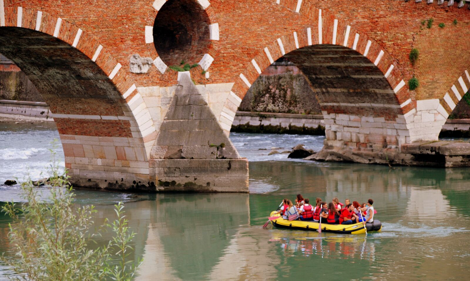 Nikon D60 sample photo. Inflatable, row, stone bridge photography