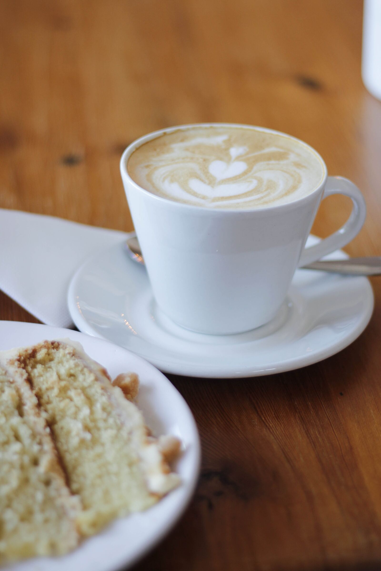 Canon EOS 60D + Canon EF 50mm F1.8 STM sample photo. Coffee, cake, food photography