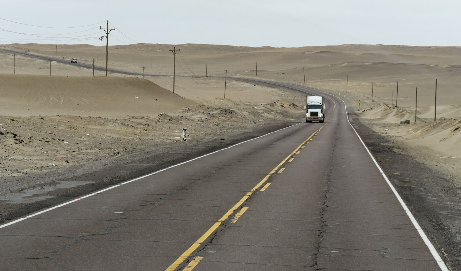 Panasonic Lumix DMC-GX8 + Panasonic Lumix G Vario 14-140mm F3.5-5.6 ASPH Power O.I.S sample photo. Panamericana, peru, transport photography