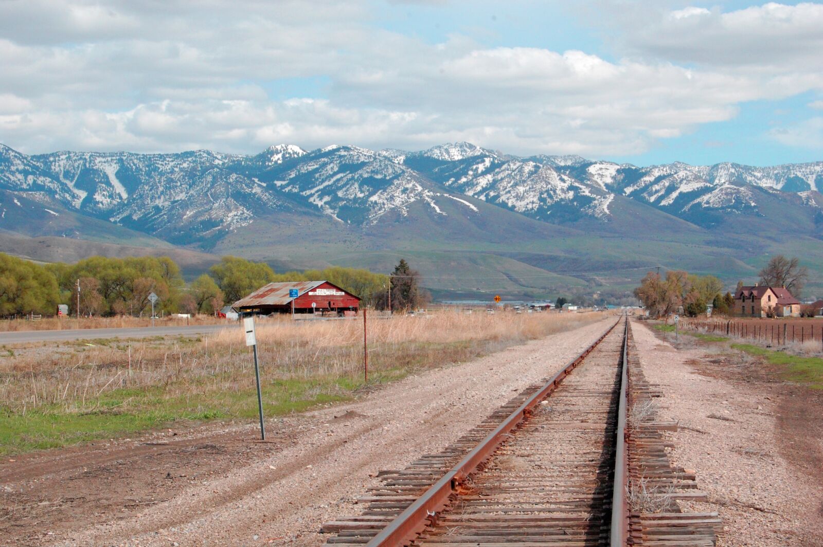 Nikon D40 sample photo. Landscape, mountains, train tracks photography
