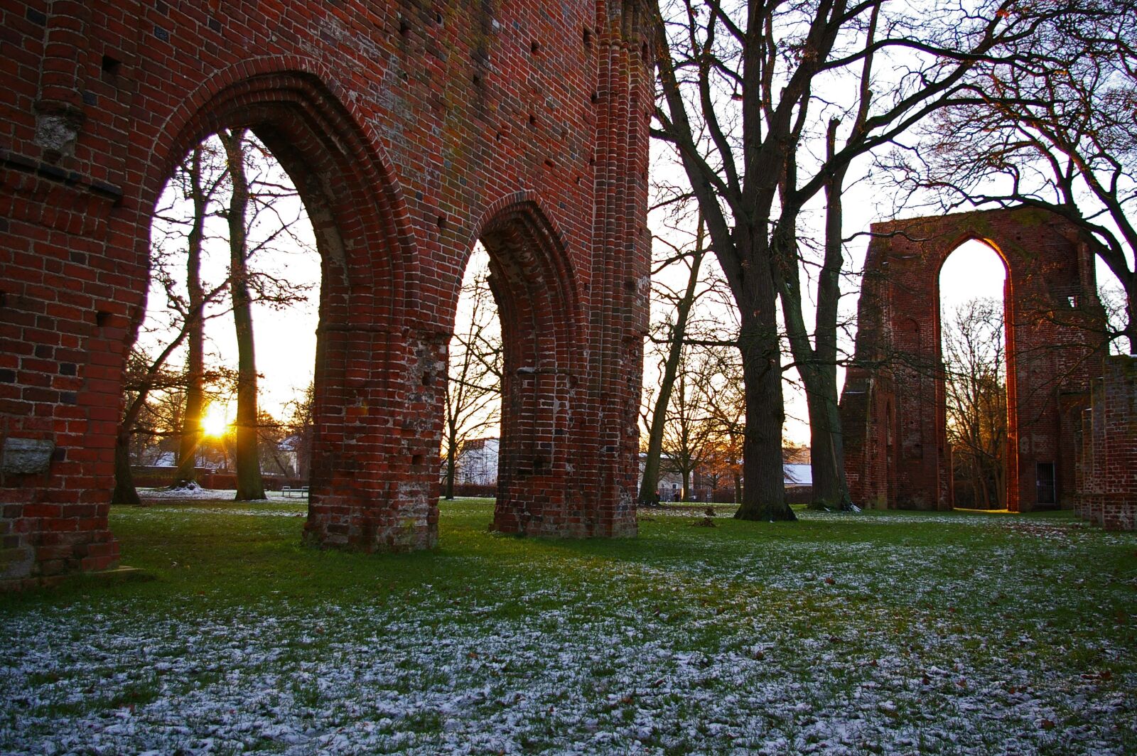 Pentax *ist DL2 sample photo. Architecture, church, old photography