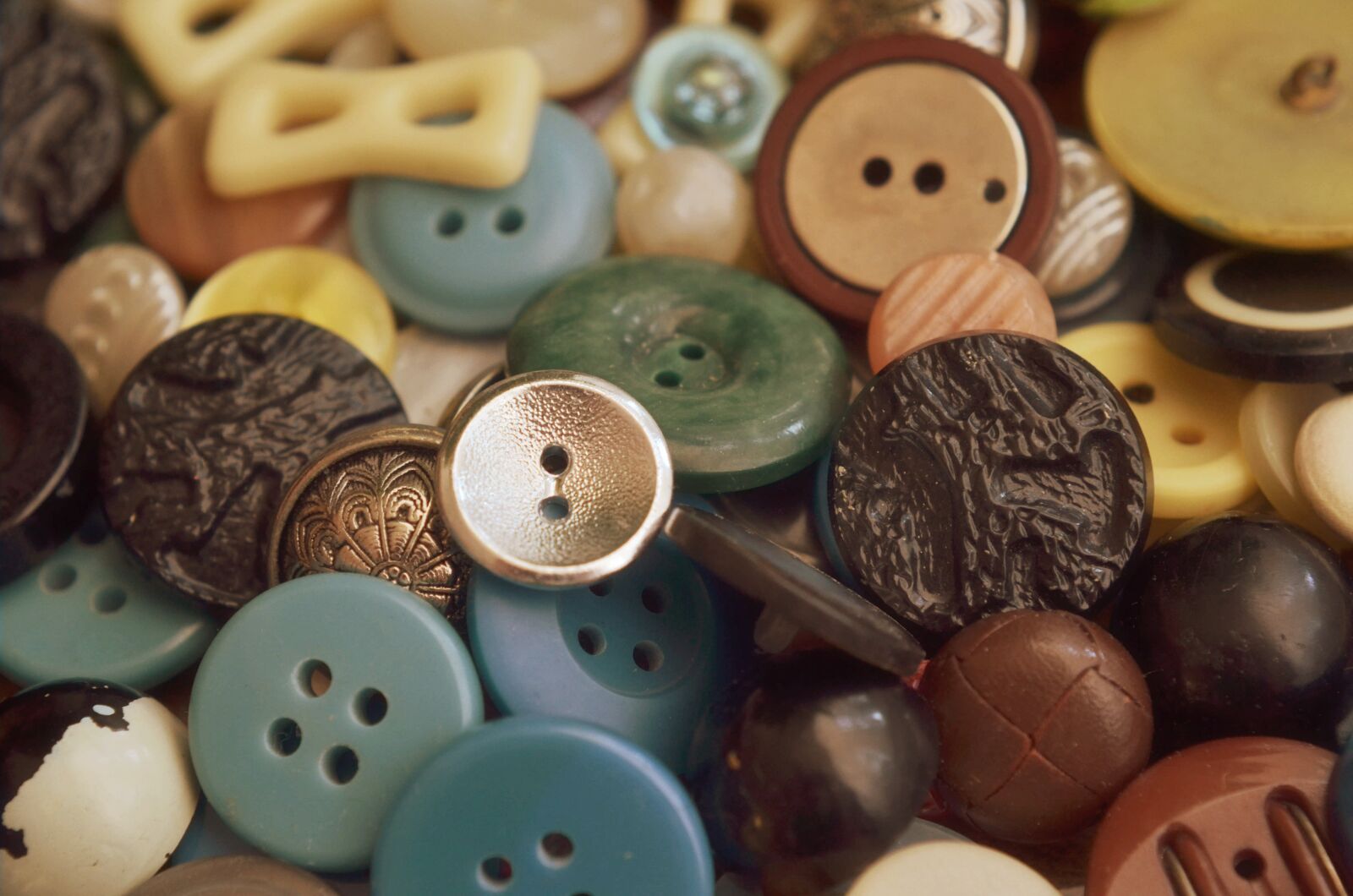Nikon D7000 sample photo. Button, knob, haberdashery photography