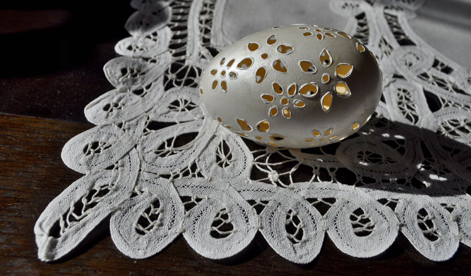 Nikon D5000 sample photo. Model, crafts, egg photography
