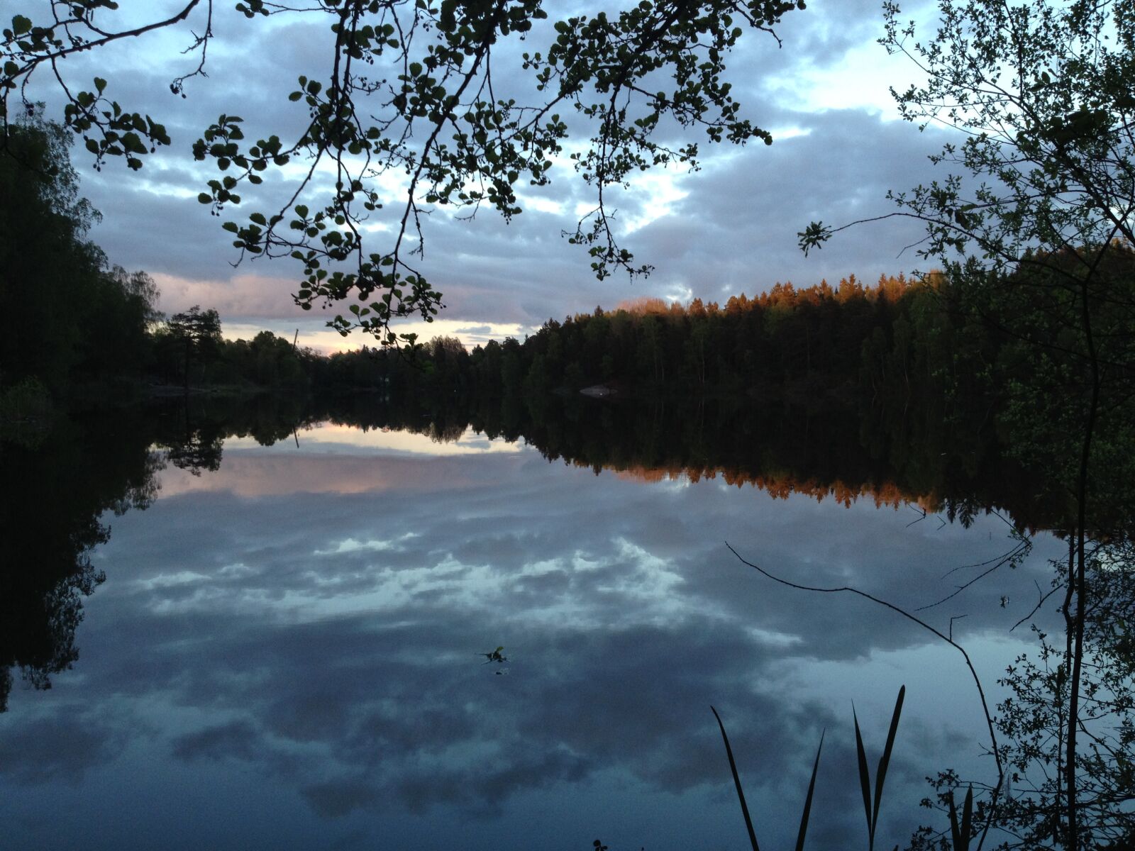 iPhone 4S back camera 4.28mm f/2.4 sample photo. Reflections, sunset, water photography