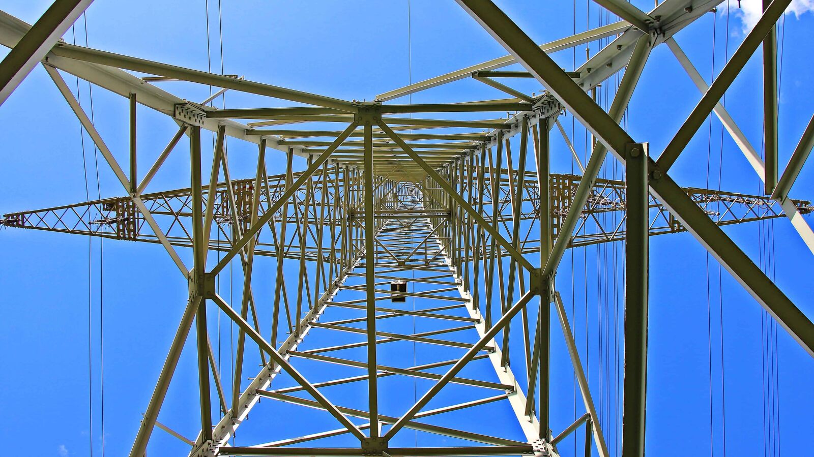 Canon EOS 550D (EOS Rebel T2i / EOS Kiss X4) sample photo. High, sky, voltage, construction photography