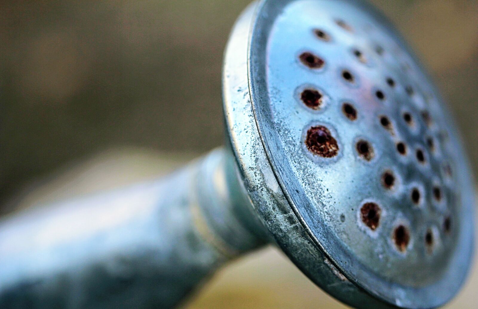 Canon EF 100mm F2.8L Macro IS USM sample photo. Watering can, metal, bucket photography