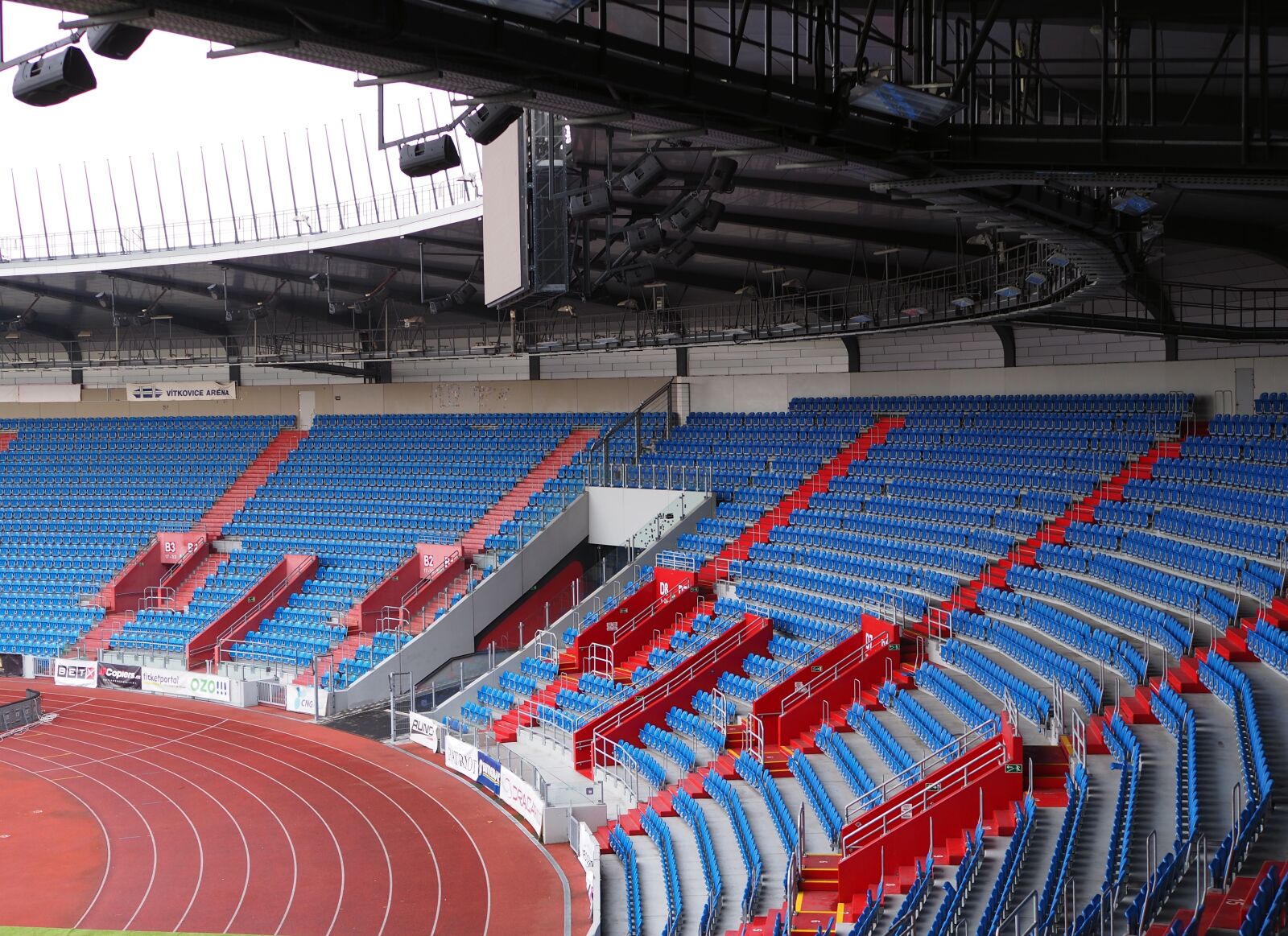 Olympus OM-D E-M10 II + LUMIX G 25/F1.7 sample photo. Stadium, the auditorium, field photography