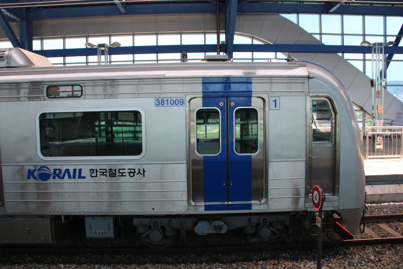 Canon EOS 600D (Rebel EOS T3i / EOS Kiss X5) sample photo. Train, subway, republic of photography