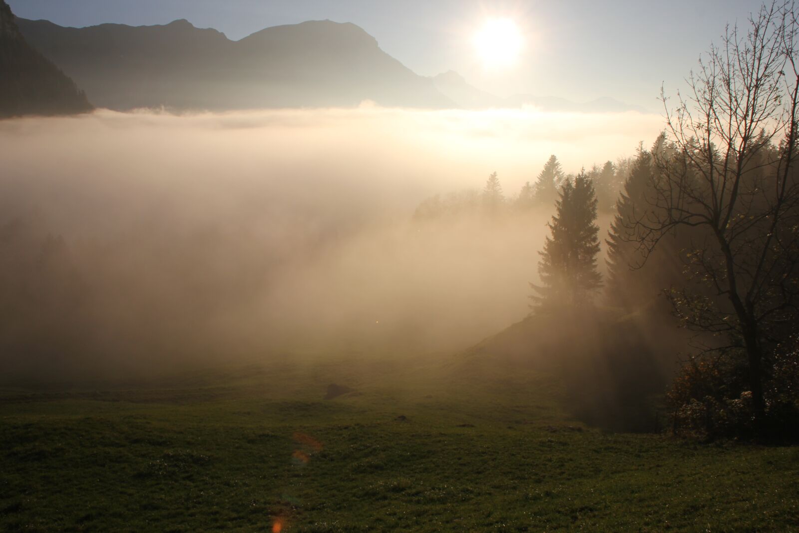 Canon EOS 550D (EOS Rebel T2i / EOS Kiss X4) sample photo. Mountains, sun, rest photography