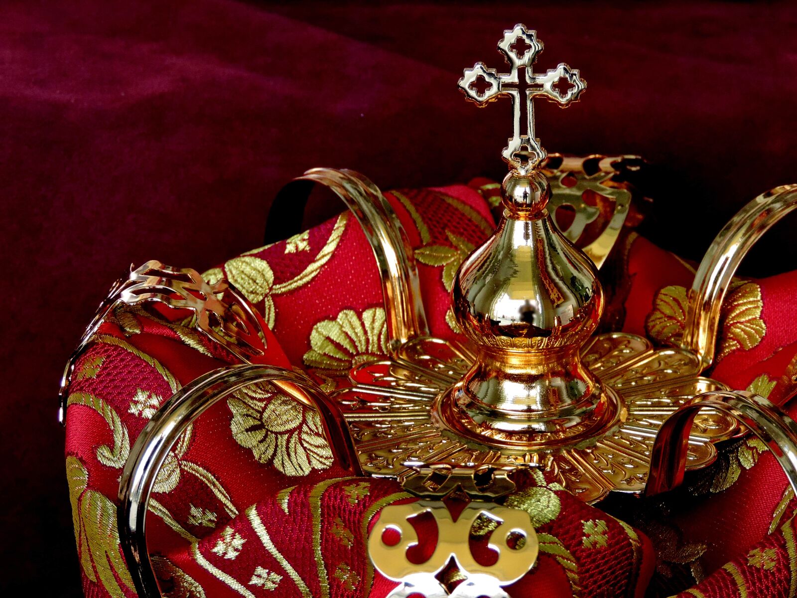 Nikon Coolpix P520 sample photo. Christianity, crown, gold, luxury photography