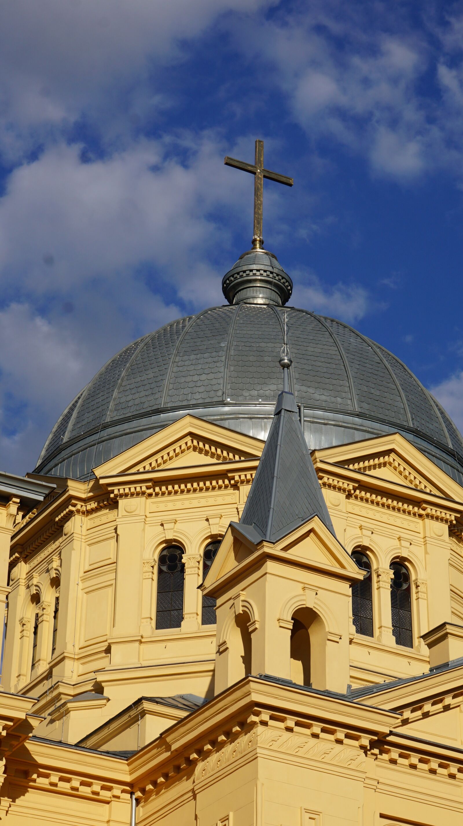 Sony E 55-210mm F4.5-6.3 OSS sample photo. łódź, kopuła, krzyż photography