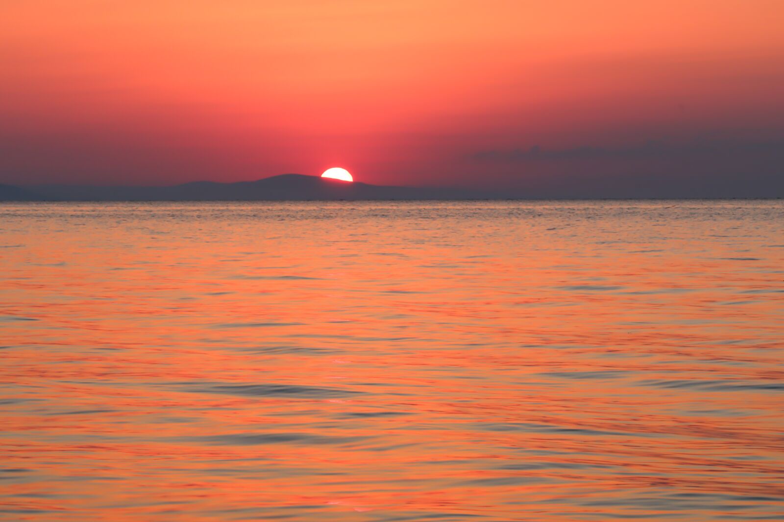 Canon EOS 200D (EOS Rebel SL2 / EOS Kiss X9) sample photo. Sunset, sun, sea photography