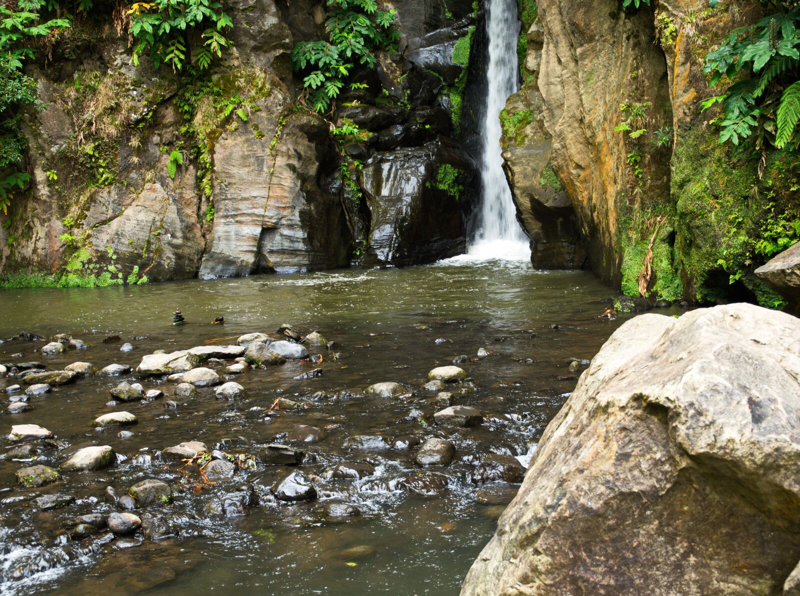 Panasonic Lumix DMC-GX8 sample photo. Cascade, rio, stone photography