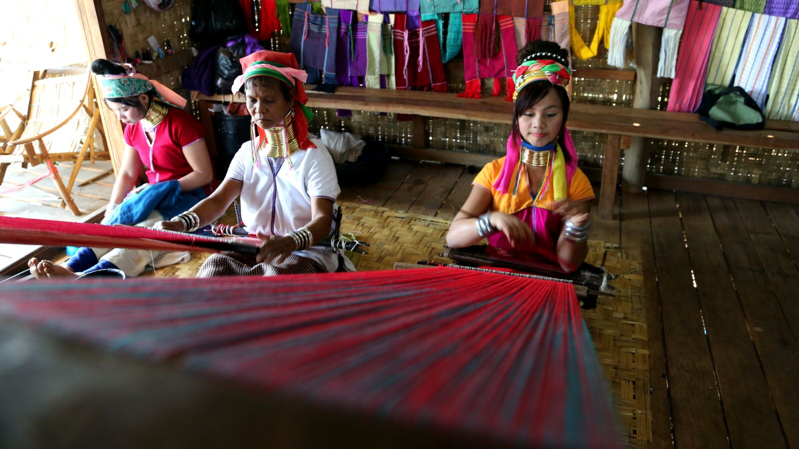 Canon EF 24-105mm F4L IS USM sample photo. Long-necked tribe, weaving, copper photography