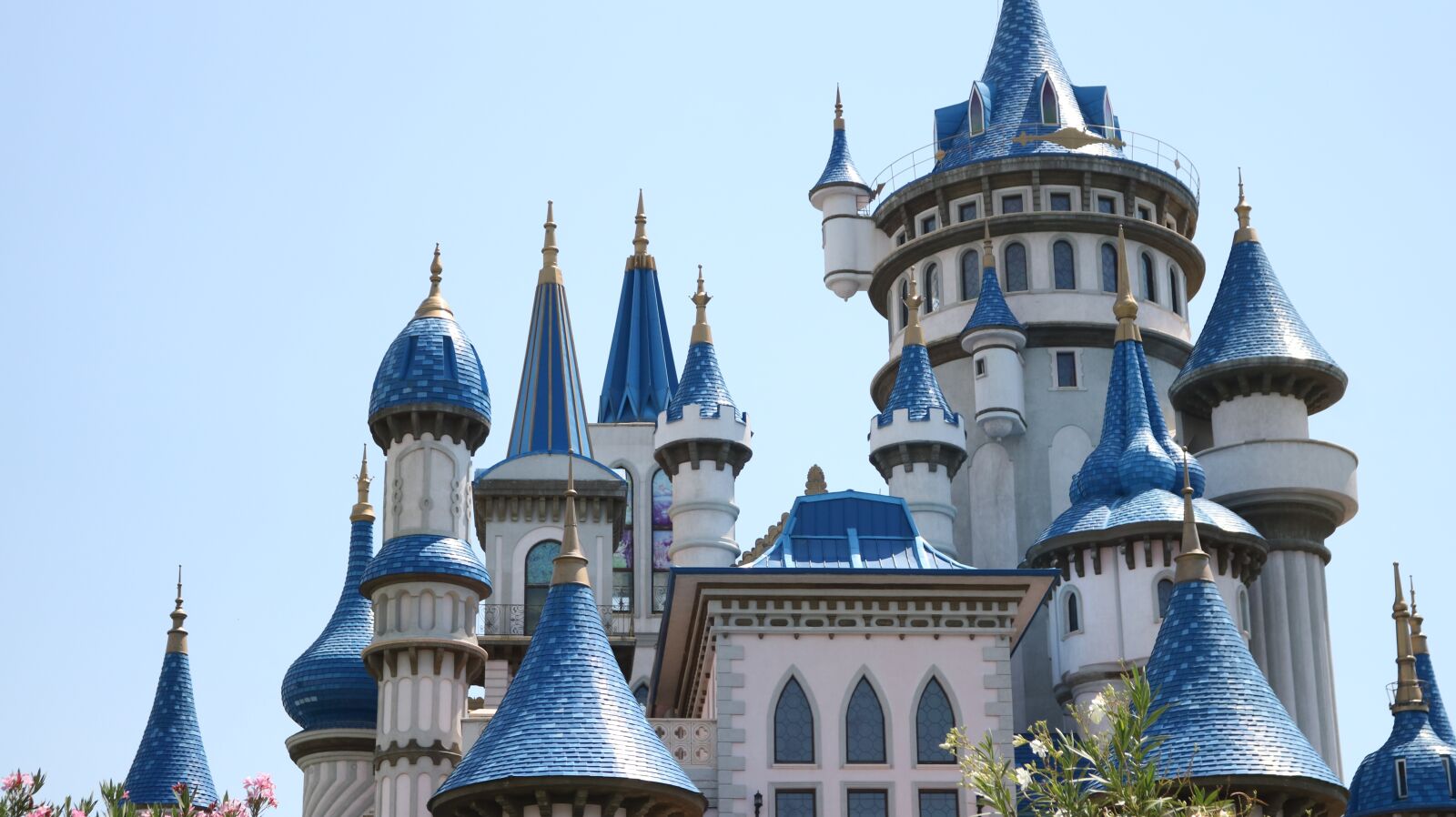 Canon EOS 750D (EOS Rebel T6i / EOS Kiss X8i) sample photo. Castle, blue, fairy tale photography