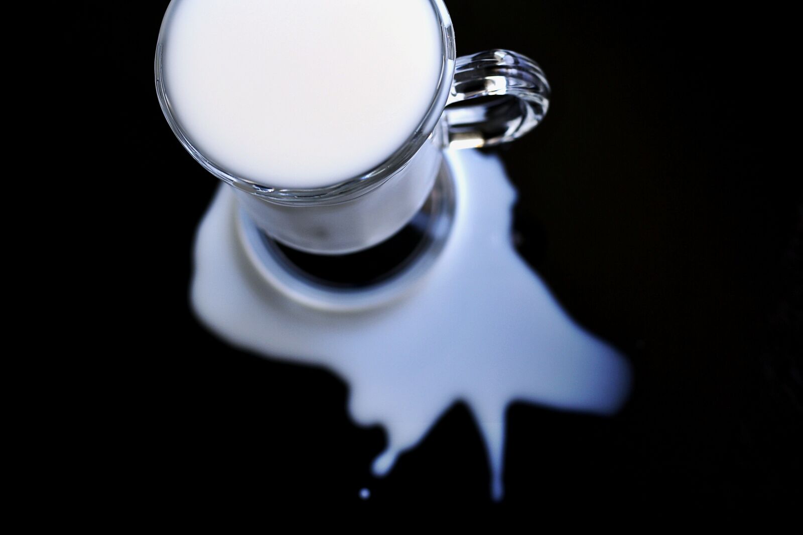 Canon EOS 1000D (EOS Digital Rebel XS / EOS Kiss F) sample photo. Milk, spilt, white photography