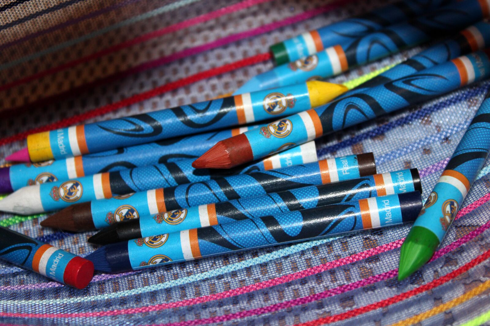 Canon EOS 1200D (EOS Rebel T5 / EOS Kiss X70 / EOS Hi) sample photo. Crayons, kit, school supplies photography