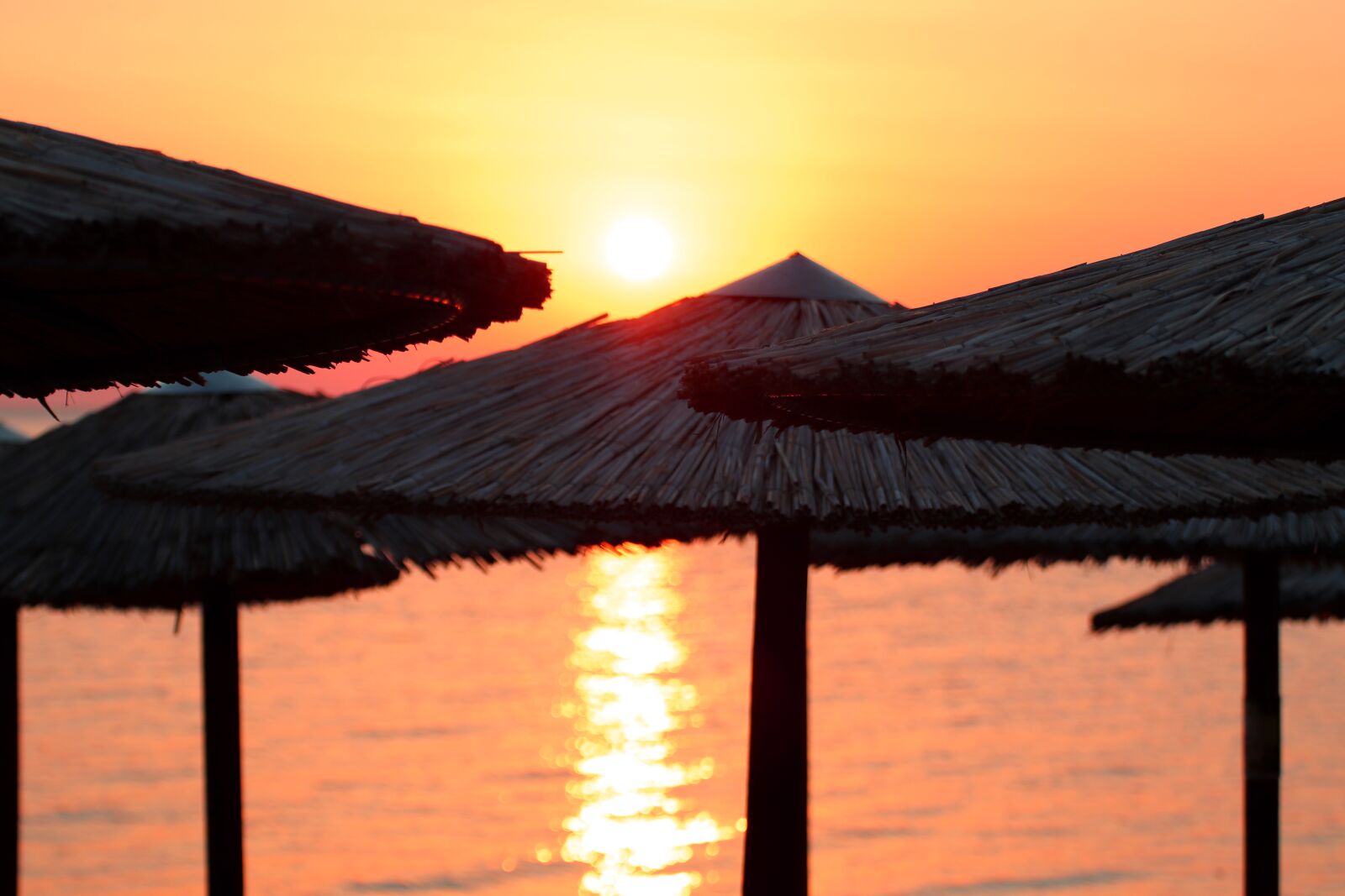 Canon EOS 200D (EOS Rebel SL2 / EOS Kiss X9) sample photo. Sunset, beach, parasol photography