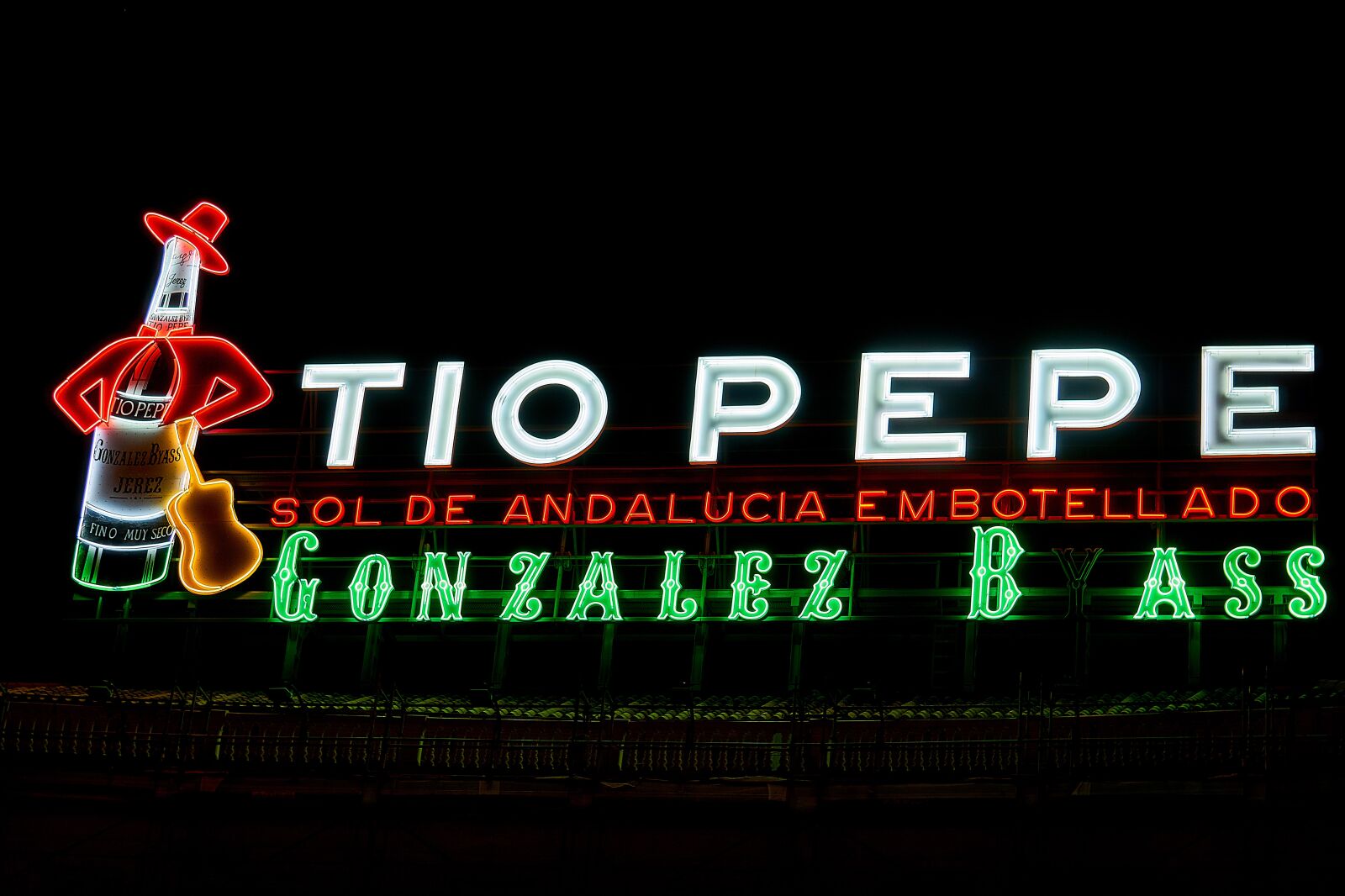 Sony E 55-210mm F4.5-6.3 OSS sample photo. Spain, advertising, neon sign photography