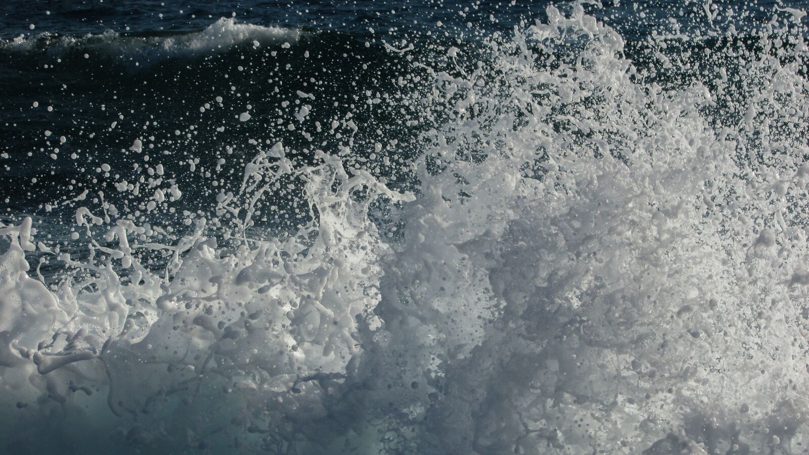 Canon PowerShot SX400 IS sample photo. Wave, smashing, foam photography