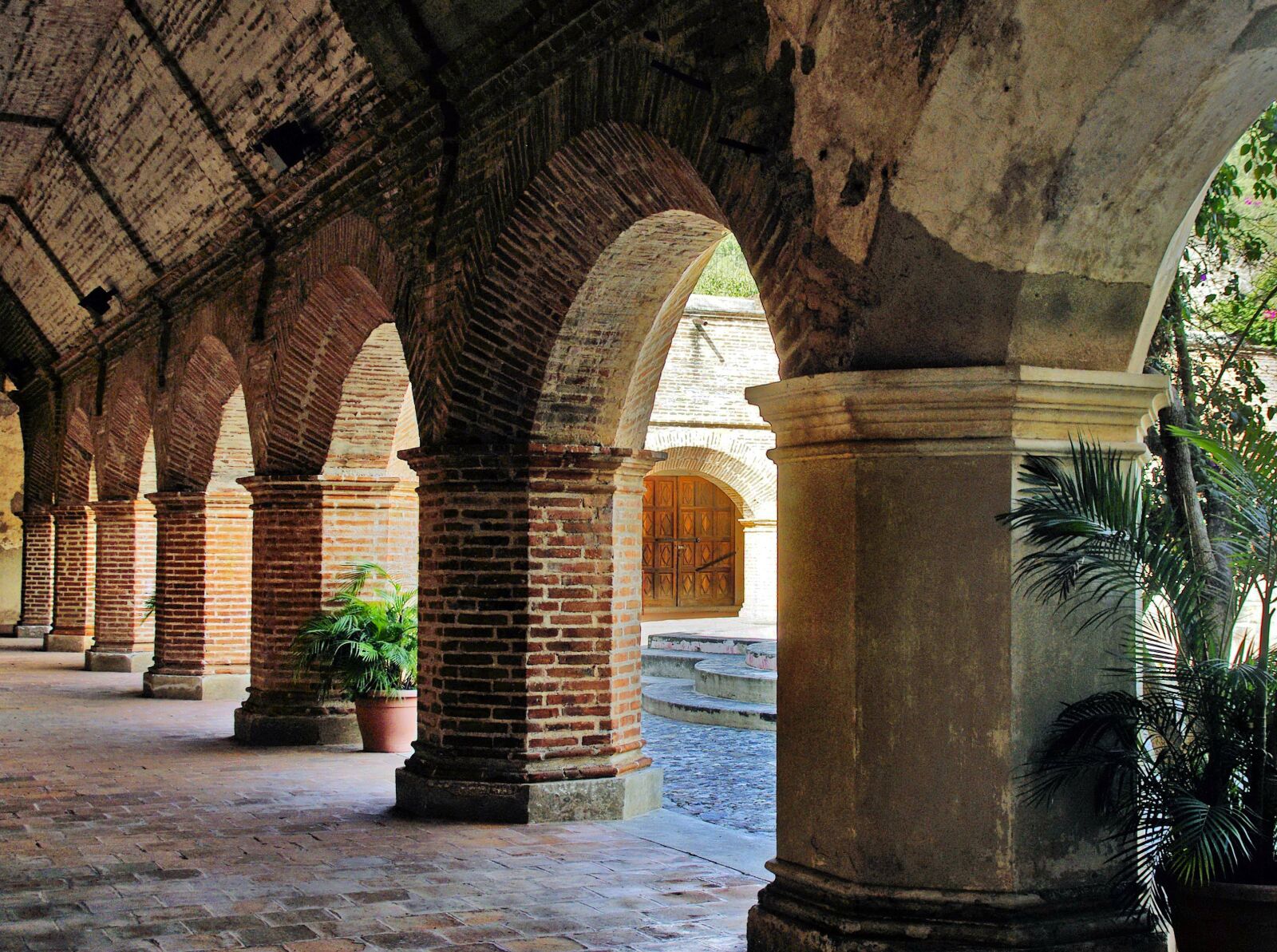 Pentax K200D sample photo. Guatemala, antigua, cloister photography