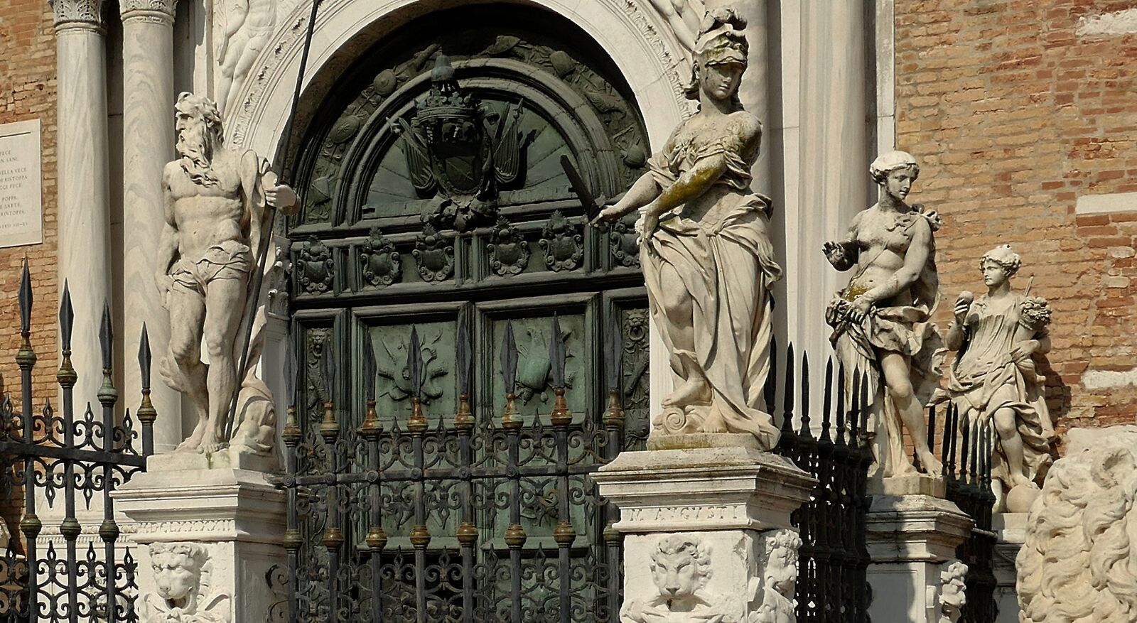 Panasonic Lumix DMC-FZ1000 sample photo. Venice, goal, input photography