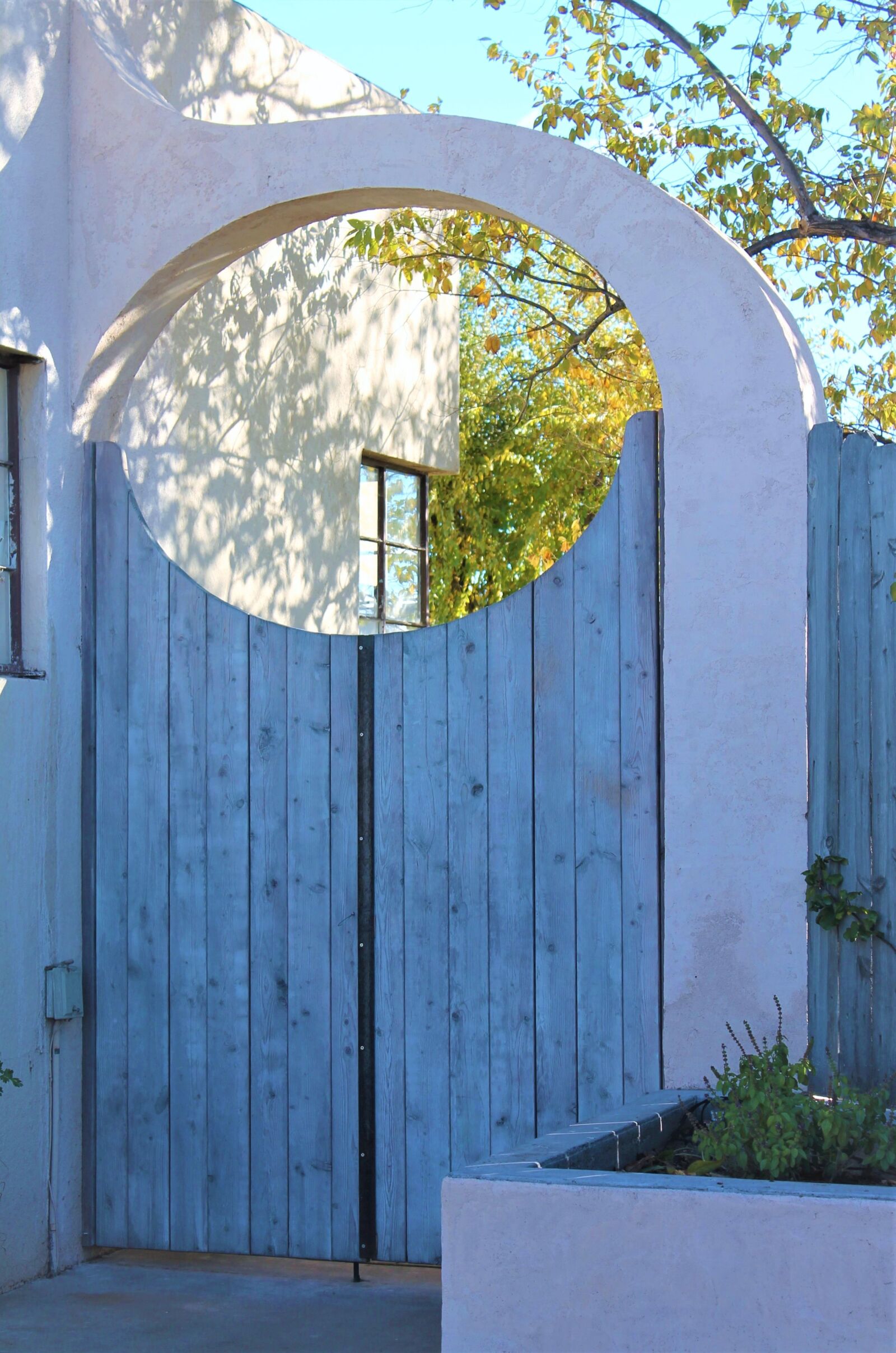 Canon EOS 1100D (EOS Rebel T3 / EOS Kiss X50) sample photo. Archway, adobe, wooden gate photography