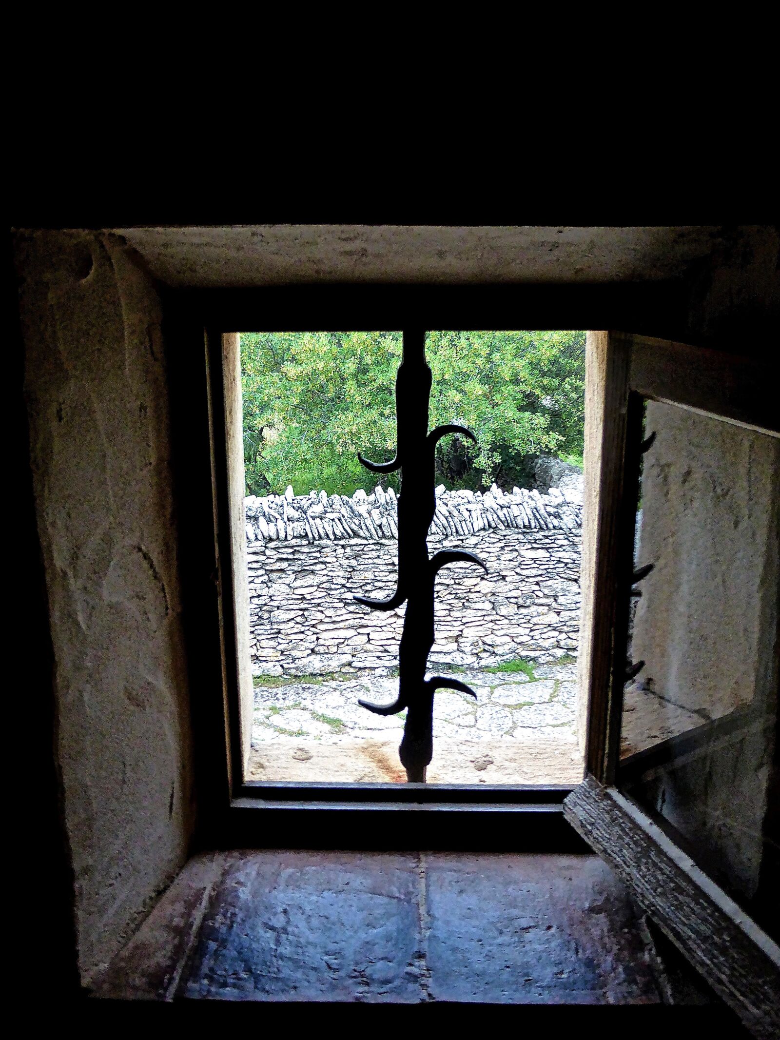 Panasonic DMC-TZ41 sample photo. Window view, frame, metal photography