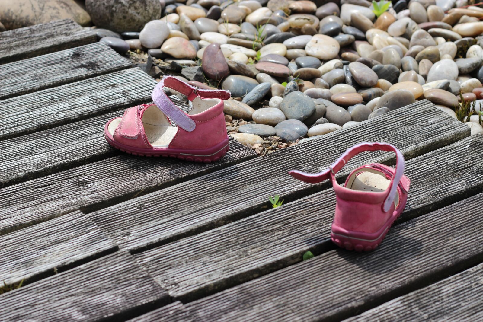 Canon EOS 600D (Rebel EOS T3i / EOS Kiss X5) + Canon EF 50mm F1.8 II sample photo. Children's shoes, way, childhood photography