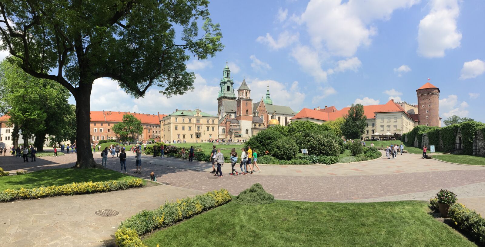 iPhone 6 back camera 4.15mm f/2.2 sample photo. Krakow, castle, summer photography