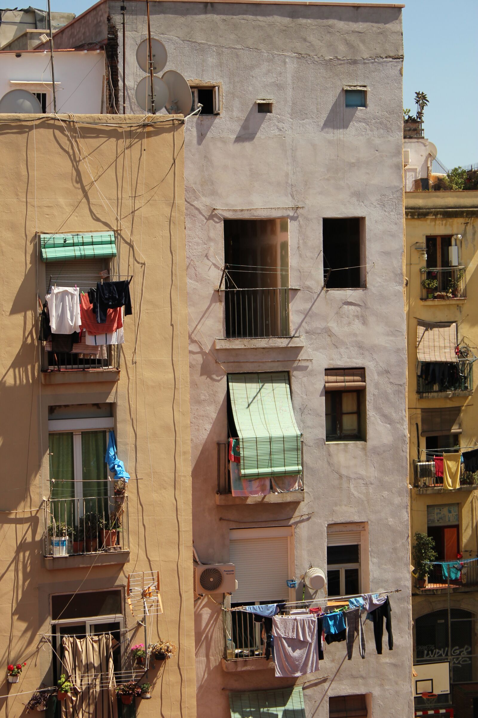 Canon EOS 550D (EOS Rebel T2i / EOS Kiss X4) sample photo. Barcelona, the raval, district photography