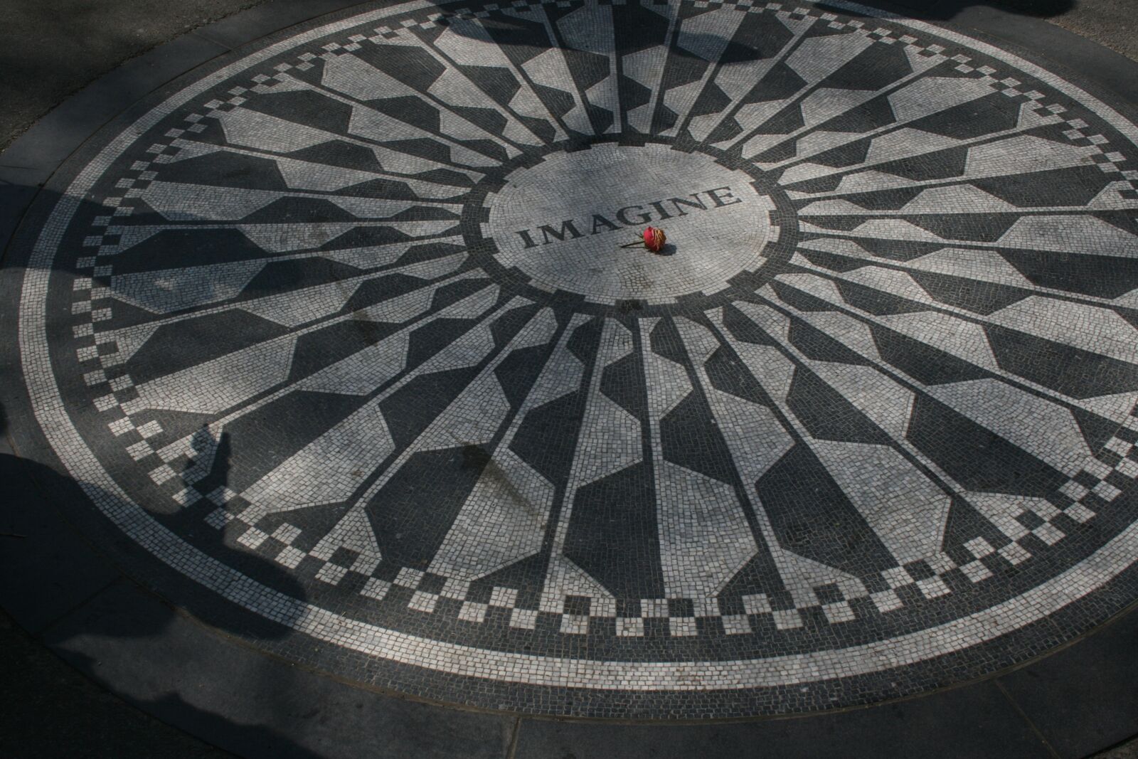 Canon EOS 400D (EOS Digital Rebel XTi / EOS Kiss Digital X) sample photo. Imagine tribute, john lennon photography