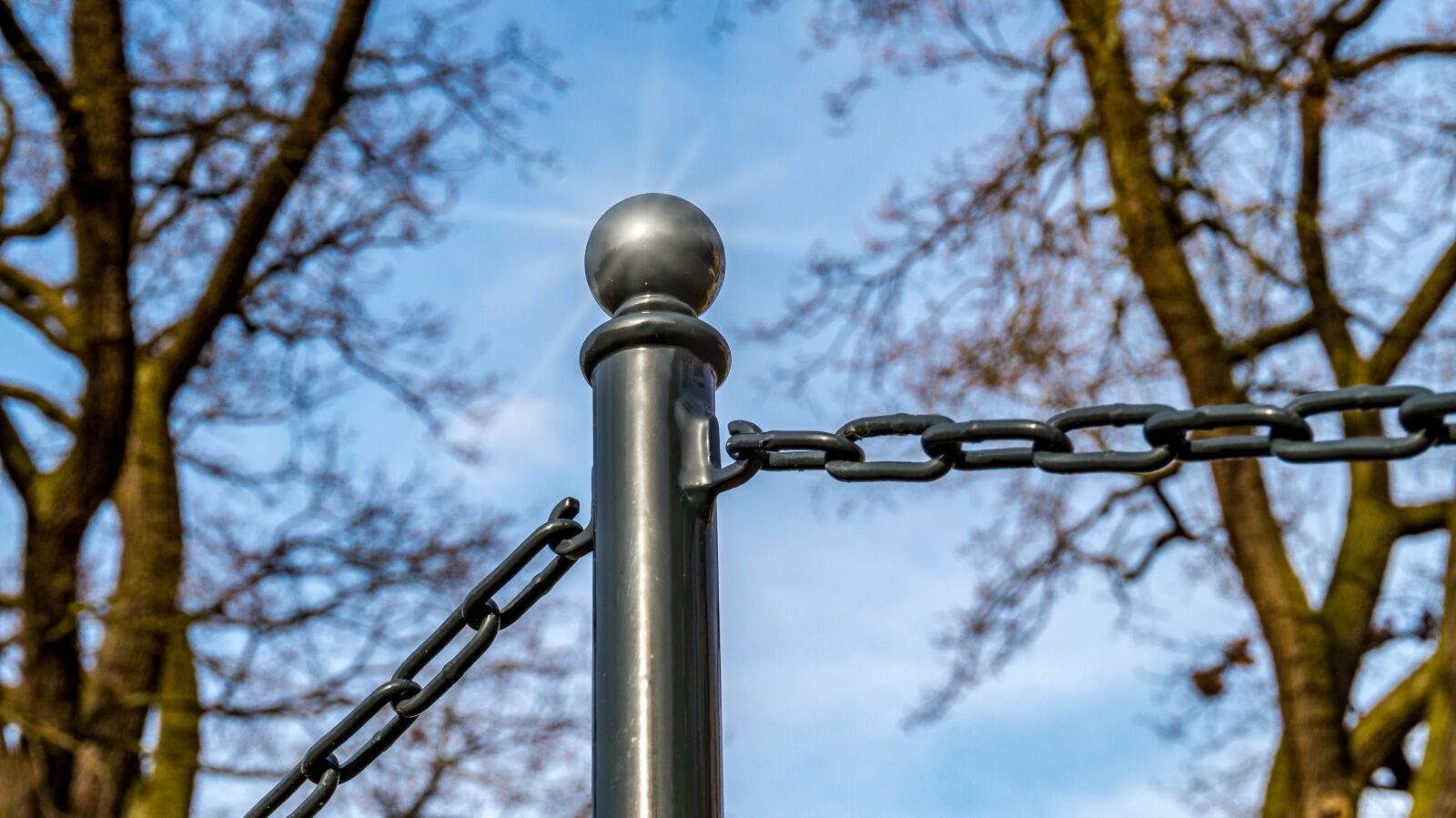 Sony Alpha a5000 (ILCE 5000) sample photo. Post, steel, chain photography