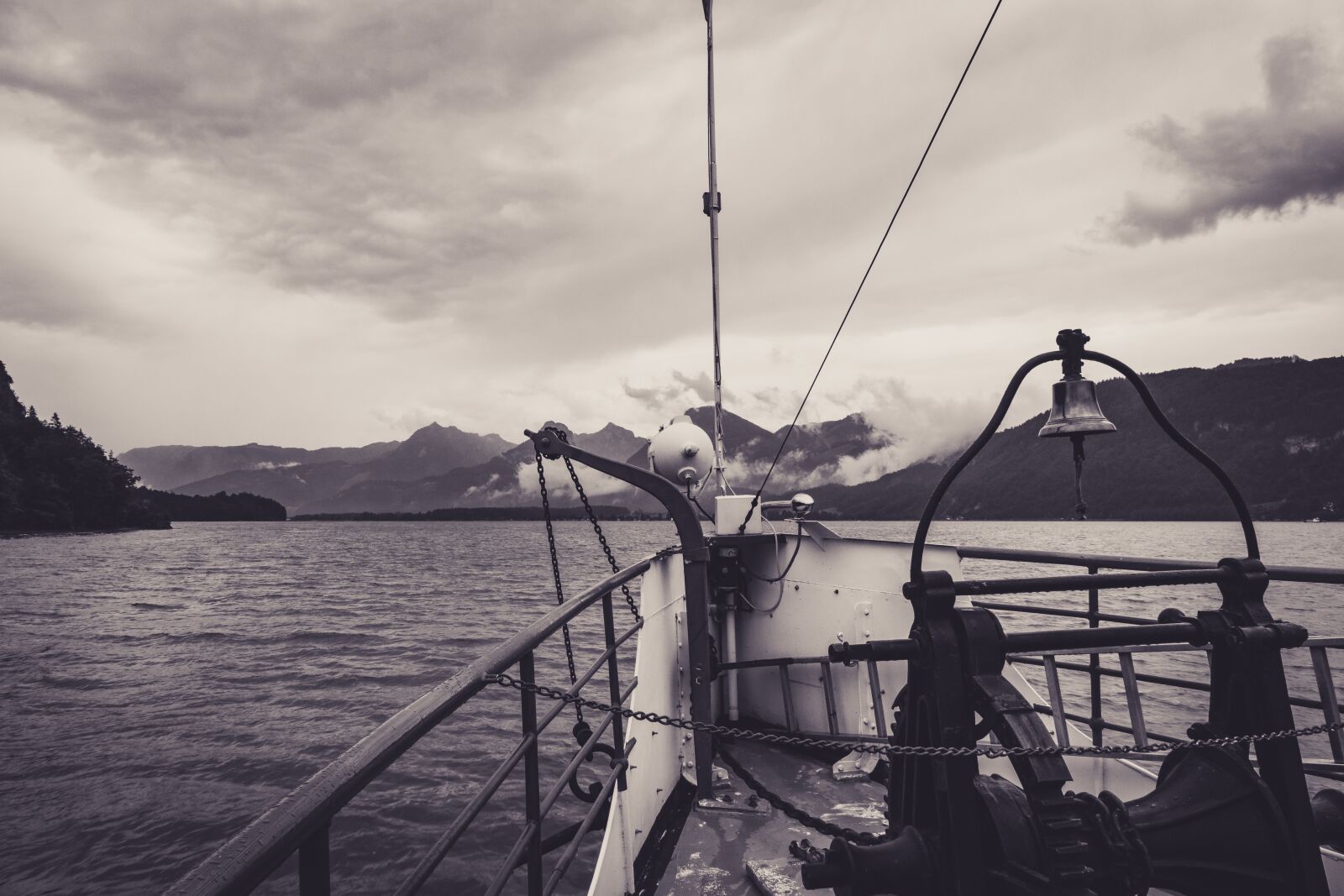 Panasonic Lumix DMC-FZ1000 sample photo. Lake wolfgang, ship, clouds photography
