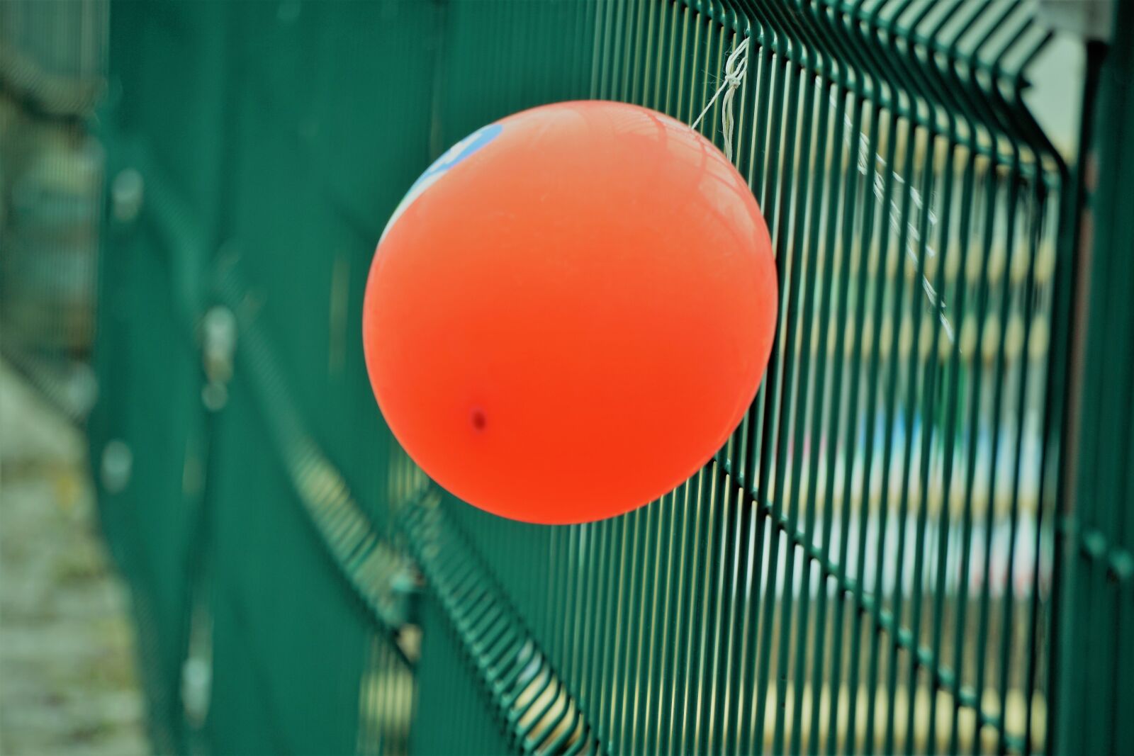 Sony E 55-210mm F4.5-6.3 OSS sample photo. Balloons, helium, air photography