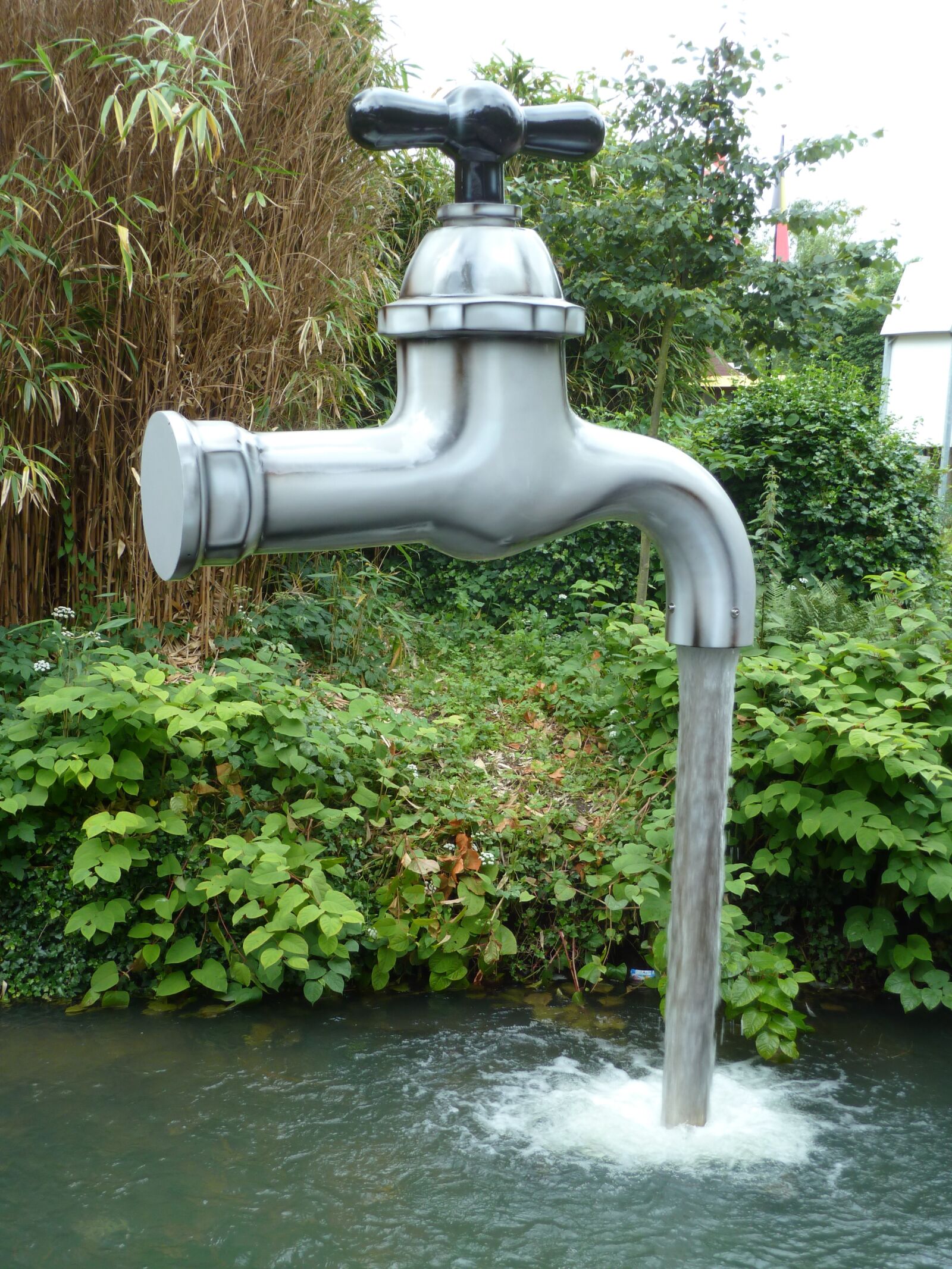 Panasonic Lumix DMC-ZS5 (Lumix DMC-TZ8) sample photo. Water, faucet, drinking photography