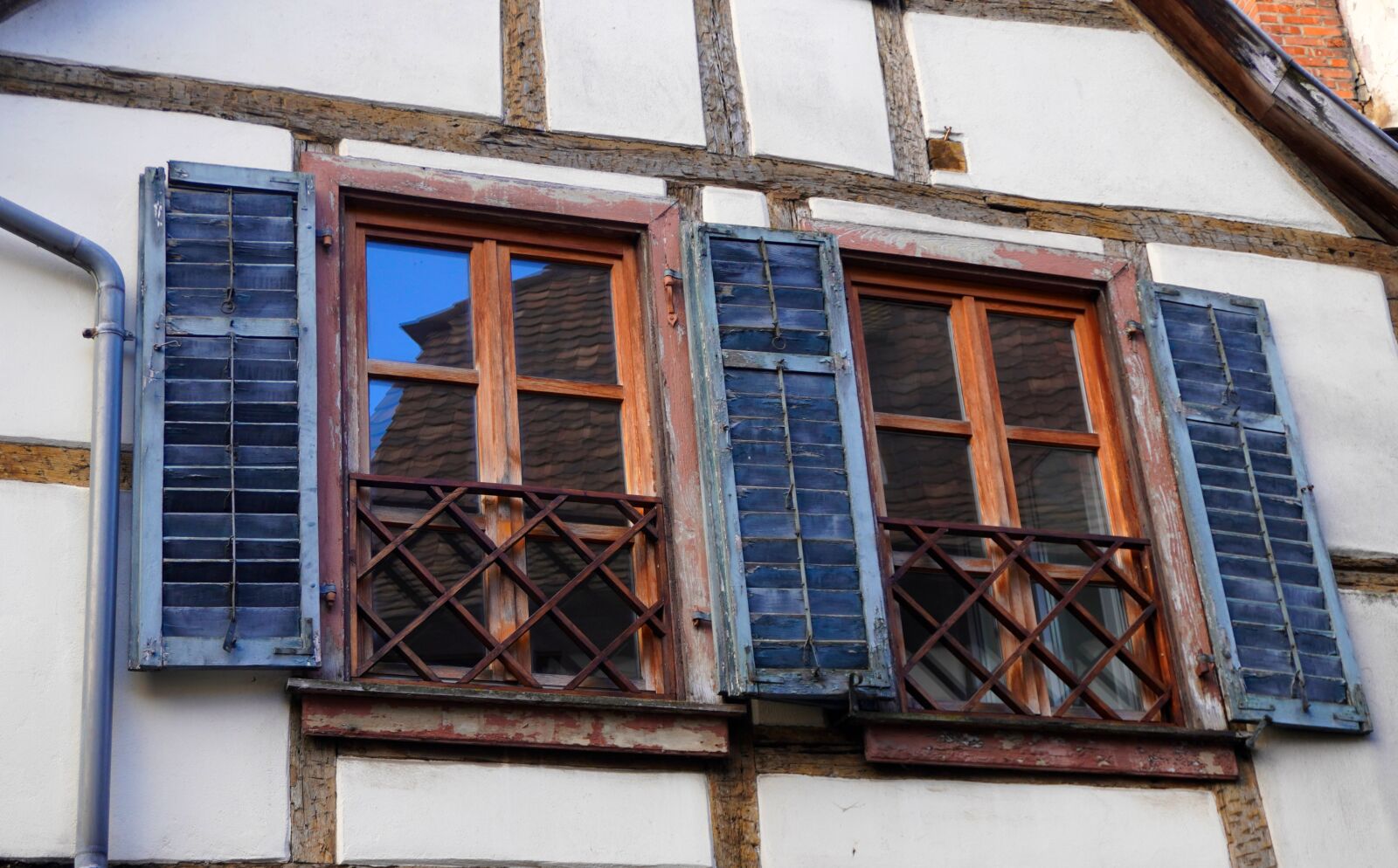Sony a6400 sample photo. Window, old, historically photography