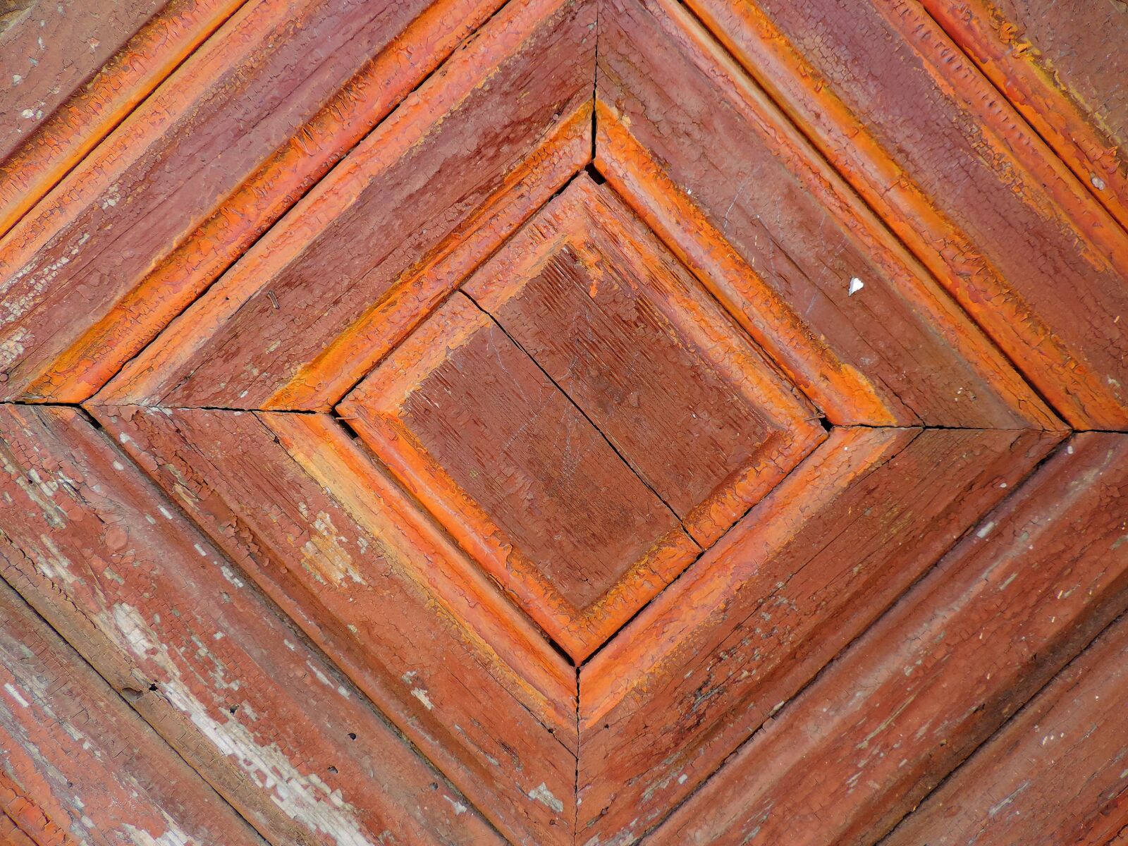 Nikon Coolpix P520 sample photo. Colorful, red, wood, rough photography