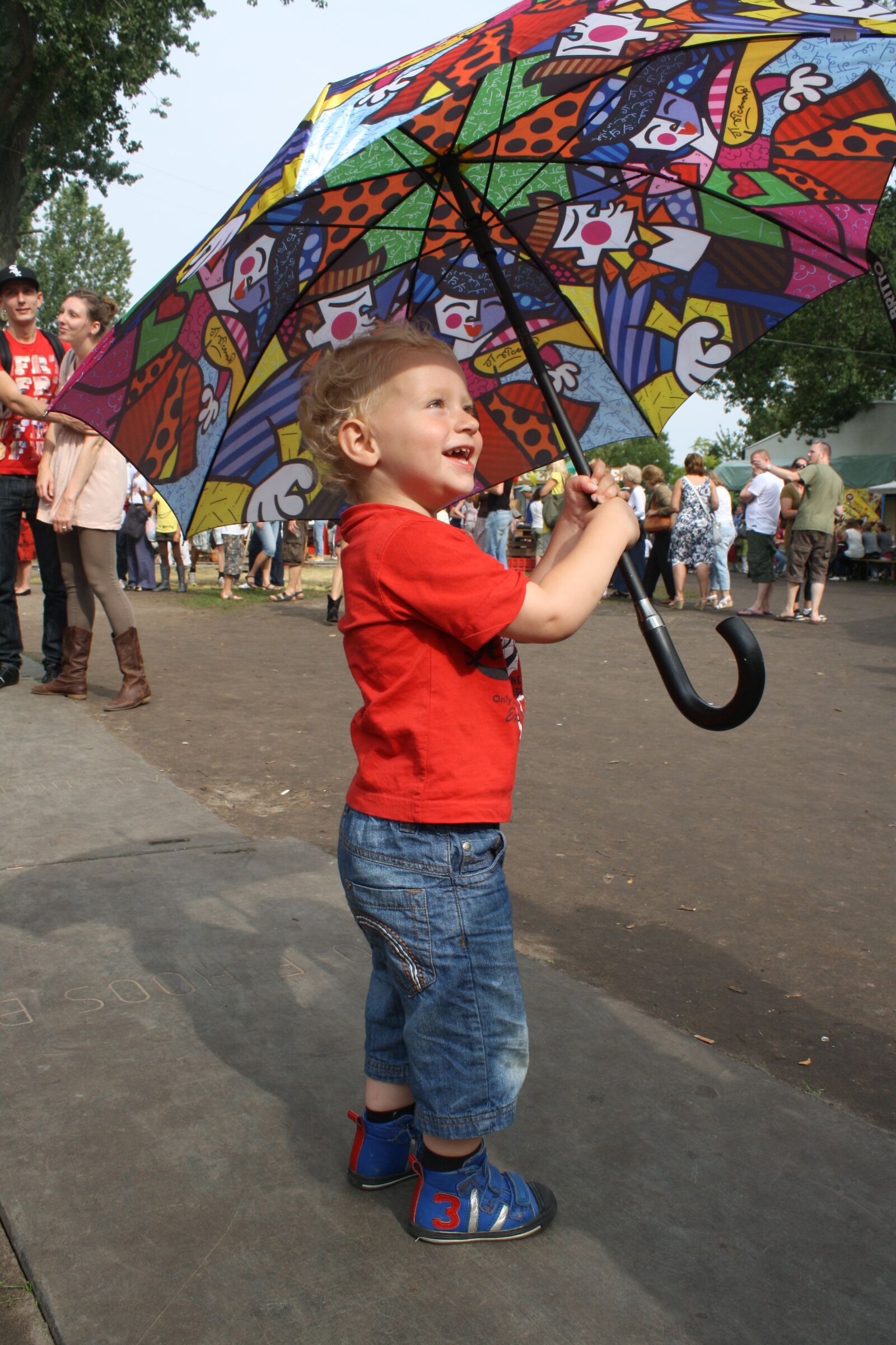 Canon EOS 1000D (EOS Digital Rebel XS / EOS Kiss F) sample photo. Family, umbrella, summer photography