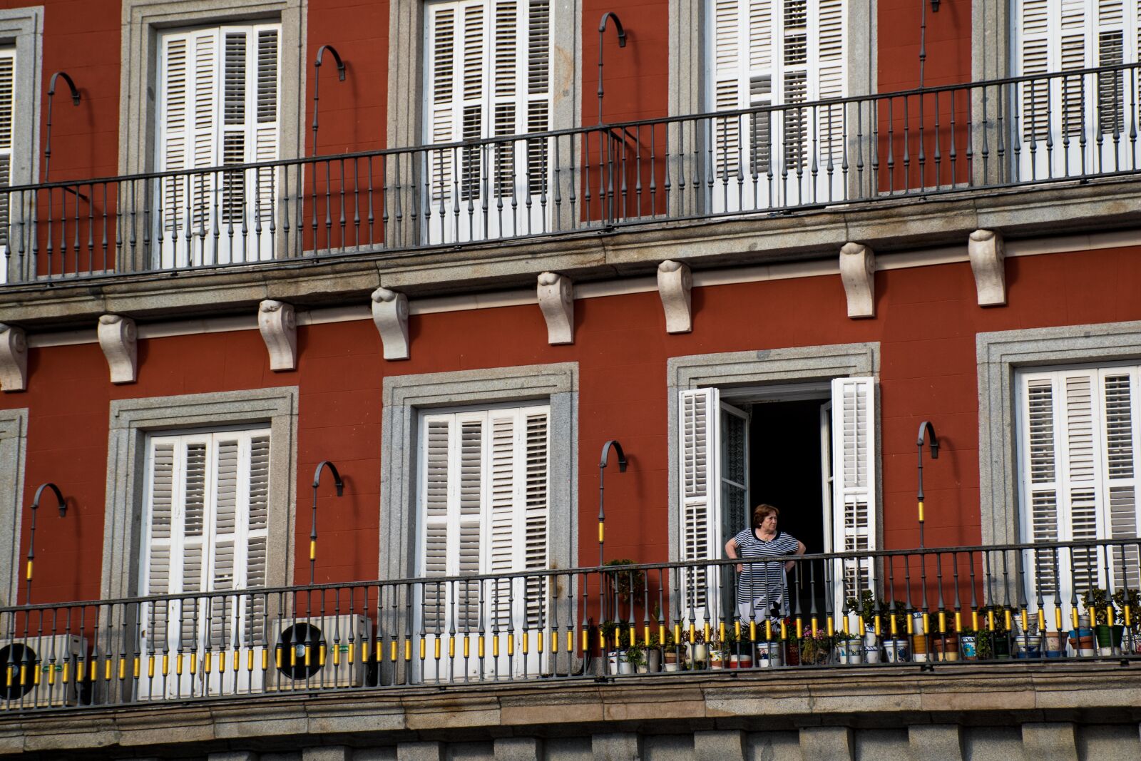 Nikon D5600 sample photo. Red, windows, woman photography