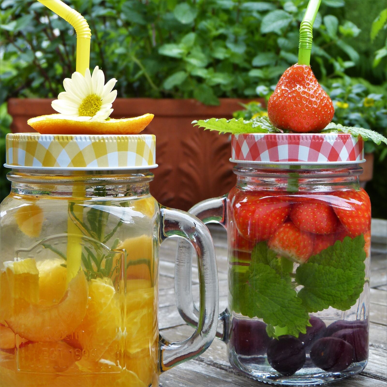 Panasonic Lumix DMC-FZ150 sample photo. Glasses, water, fruit photography