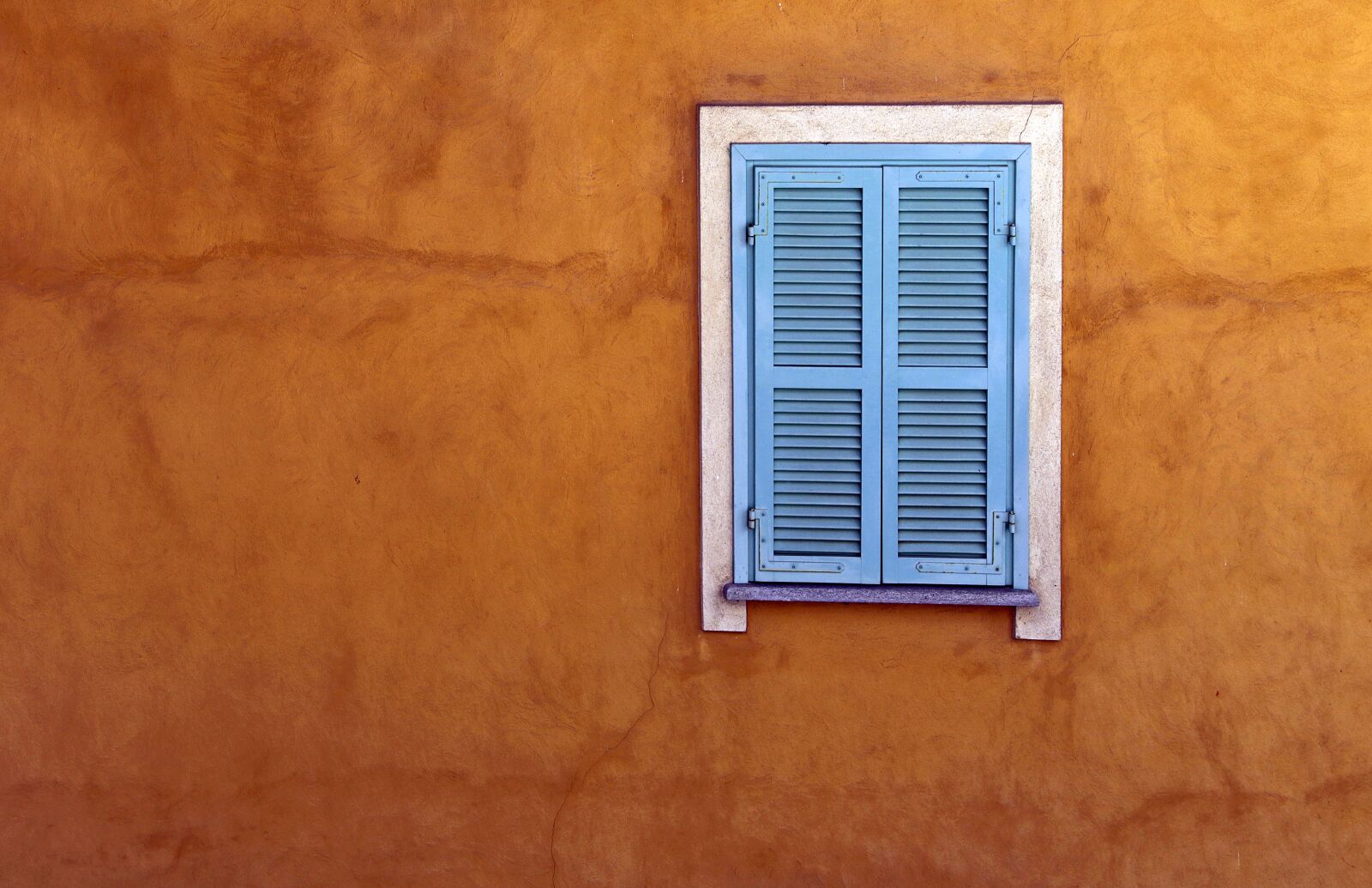 Canon EOS 7D Mark II sample photo. Window, shutters, antique photography