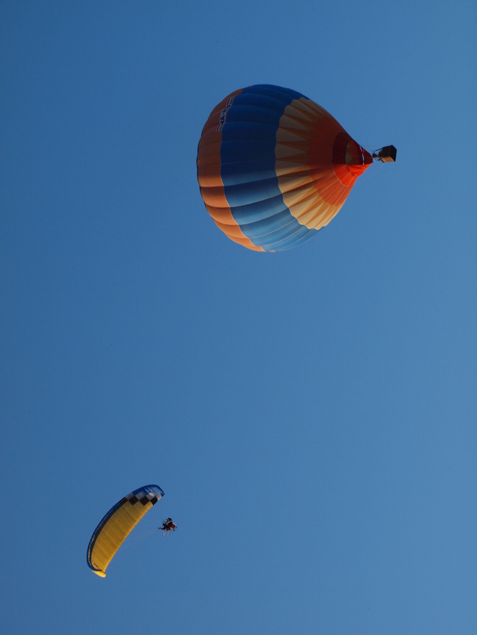 Olympus E-600 (EVOLT E-600) sample photo. Hot air balloon, paragliding photography