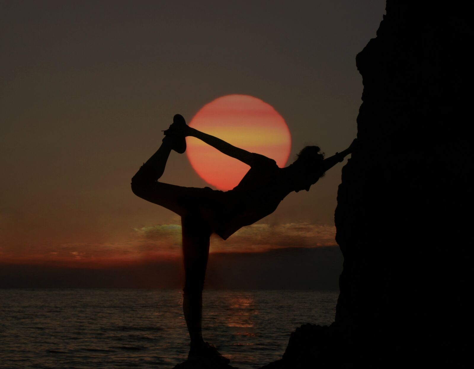 Canon EOS 700D (EOS Rebel T5i / EOS Kiss X7i) sample photo. Gymnast, sunset, silhouette photography